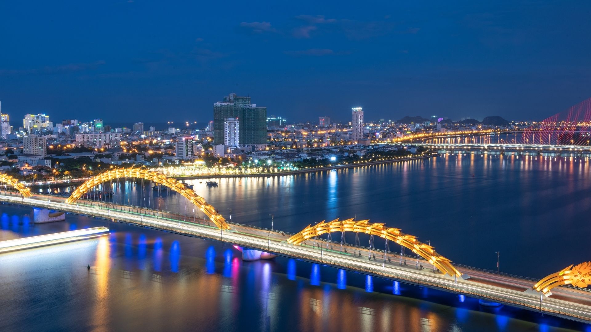 The Meridian Đà Nẵng là tổ hợp tháp đôi căn hộ cao 25 tầng, thuộc khu phức hợp Elysia Complex bên bờ sông Hàn